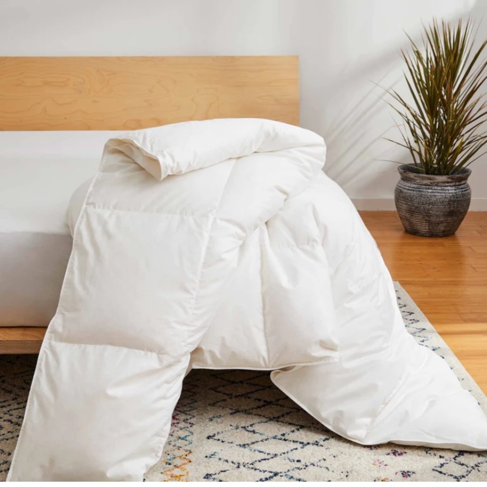 All-season down alternative comforter